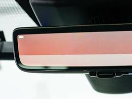 車体に装備したカメラによる後方映像が、ルームミラーに映し出されます。後席に人が座っていても、ラゲッジスペースに荷物を満載していても、車両後方の様子をはっきりと確認できます。