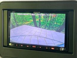 【バックカメラ】駐車時に後方がリアルタイム映像で確認できます。大型商業施設や立体駐車場での駐車時や、夜間のバック時に大活躍！運転スキルに関わらず、今や必須となった装備のひとつです！