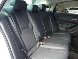 後部座席もゆったり座れます。スムーズレザーインテリア。後部座席にもシートヒーターが装備されています