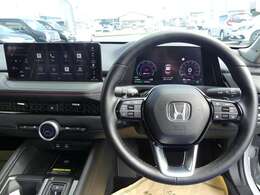 元弊社業務用車です。10.2インチ デジタルグラフィックメーターはコンテンツを分かりやすく大きく。ヘッドアップディスプレイはシンプルで気づきやすい表現により必要な情報にアクセスしやすい工夫がされています