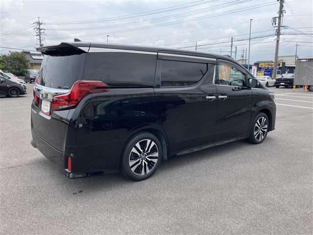 広々とした車内空間に優れた燃費性能。更にデザインも上質で人気のお車です！