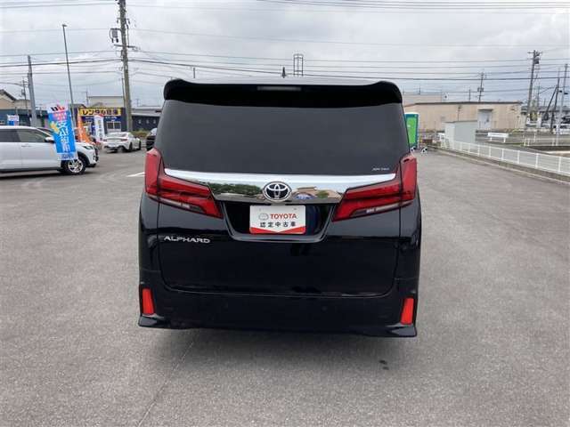 後ろが狭くてもサッと積める。途中で止められる安心のバックドア。後ろの駐車スペースが狭い時に重宝しますよ♪