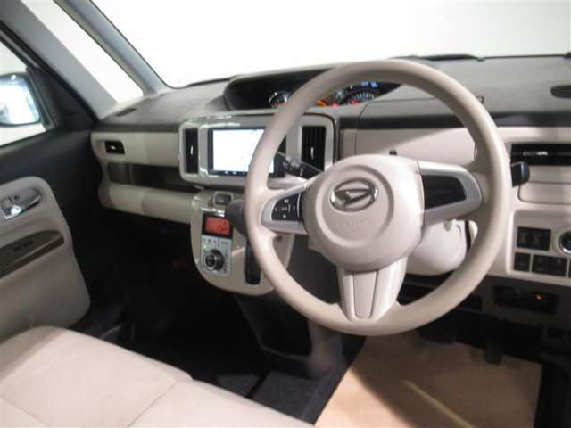 座ったときの視界も広く開放感のあるインパネです　車両感覚もつかみやすく乗りやすいクルマです　ステアリングやシフトノブなどもキレイに仕上げてあります