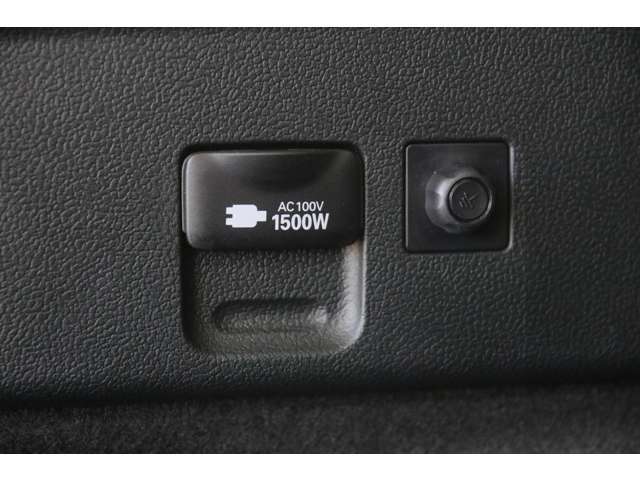 アクセサリーコンセント（AC100V/1500W電源）が装備されておりますのでヴィークルパワーコネクターも使用できます！