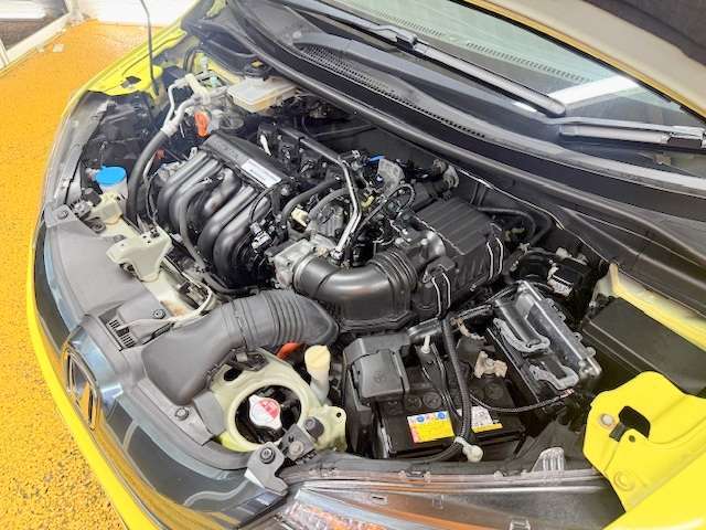 エンジンルームの状態もキレイで機関も良好です！当社では仕入時に90ヵ所以上の点検項目の確認や試乗も実施してます！問題のない車両を店頭にて販売しております！