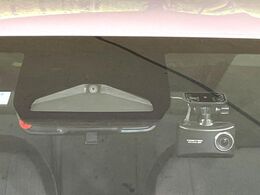 【トヨタセーフティセンス】走行中に前方の車両等を認識し、衝突しそうな時は警報とブレーキで衝突回避と被害軽減をアシスト。より安全にドライブをお楽しみいただけます。