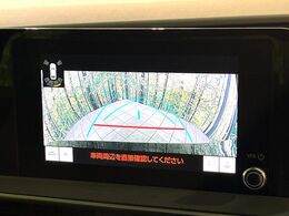 【バックカメラ】駐車時に後方がリアルタイム映像で確認できます。大型商業施設や立体駐車場での駐車時や、夜間のバック時に大活躍！運転スキルに関わらず、今や必須となった装備のひとつです！