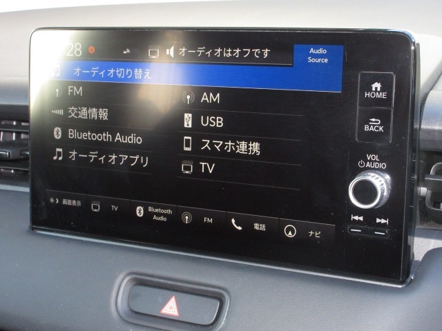 ナビゲーションはホンダコネクトディスプレイを装着しております。AM、FM、Bluetooth、フルセグTVがご使用いただけます。初めて訪れた場所でも道に迷わず安心ですね！