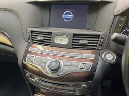 【メーカー純正ナビ】インテリアに溶け込むスタイリッシュな「専用設計」メーカーナビを装備♪視認性や操作性など基本性能にも優れ、より上質なカーライフをお楽しみいただけます。