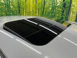 【サンルーフ】開放感たっぷりの希少装備、サンルーフが装着されています！車内に明かりを取り入れたり景色を楽しむ以外にも、車内の空気も簡単に換気できて快適です！