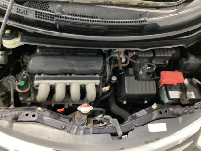 ホンダスタッフがしっかり整備して保証付きにてお渡し致します。エンジンルーム＆室内ルームともにクリーニング済みで清潔です。快適なドライブをお楽しみください。