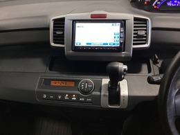 ナビゲーションはフルセグTV対応のGathers純正メモリーナビを搭載しています。Bluetoothオーディオ機能がありますので、スマートフォンなどの音楽も再生できます。
