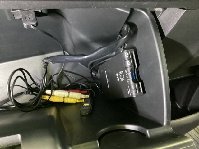 ETCがついています。高速道路の料金所の通過も楽々です！。　カードの取り出しもしやすい場所についています。