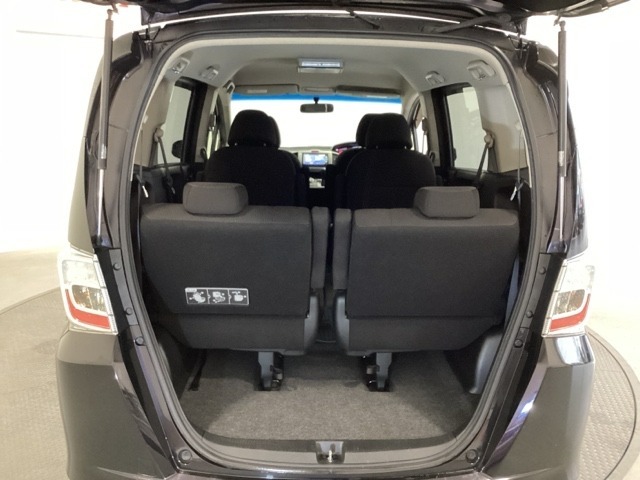 開口部も広く荷物の積み下ろしもしやすいお車となっております。3列目シートは5：5の割合で背もたれを倒しシートの跳ね上げができます。