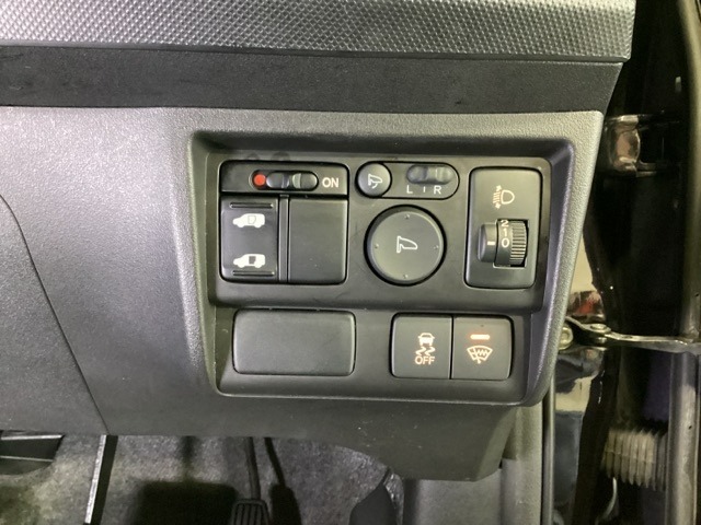 左側電動スライドドアは運転席からでも操作ができるように、ハンドル付近に開閉の操作スイッチが付いています。右にはヘットライトリベライザーとVSA（ABS＋TCS＋横滑り抑制）の解除スイッチもついています