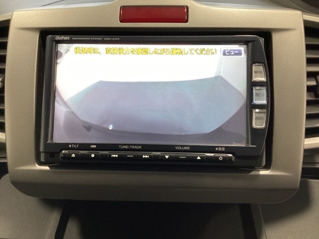 ギヤをR（バック）に入れるとナビの画面に後ろの映像が映るリアカメラ付です。後退時、コンディションが悪い視界でもカラーバックモニターがドライバーをサポートします。