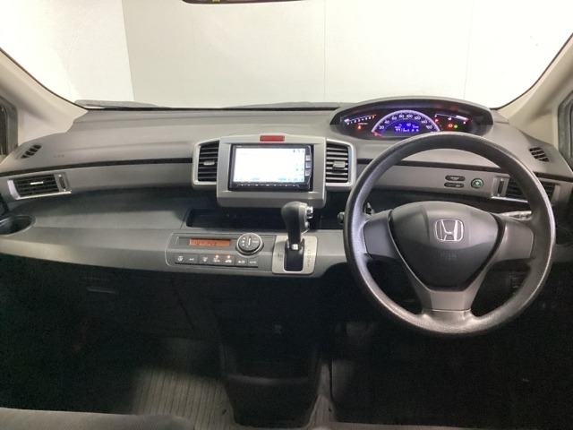 車内は光触媒抗菌消臭施工済です。スタイリッシュなデザインでスポーティなインパネ周りを演出します。グローブボックスやカップホルダーのほかにトレーなどたくさんの収納スペースが付いています。