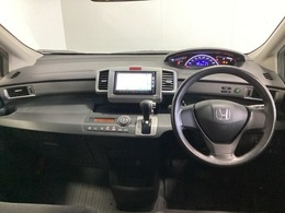 車内は光触媒抗菌消臭施工済です。スタイリッシュなデザインでスポーティなインパネ周りを演出します。グローブボックスやカップホルダーのほかにトレーなどたくさんの収納スペースが付いています。