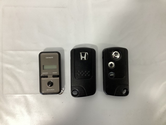 スマートキー付きですからドアロックの開閉およびエンジンスタートが楽々です。電動スライドドアの開け閉めもボタンで操作できます。加えて、リモコンエンジンスターター用の操作キー(社外品)もついています。