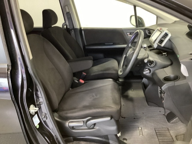 女性でも運転がしやすいように、シートの高さ調整機能（シートリフター）がついています。運転席と助手席の間が空いている為、助手席側への移動がスムーズです。交通量の多い道でも助手席側から乗り降りができます。