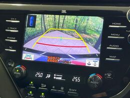 【バックカメラ】駐車時に後方がリアルタイム映像で確認できます。大型商業施設や立体駐車場での駐車時や、夜間のバック時に大活躍！運転スキルに関わらず、今や必須となった装備のひとつです！