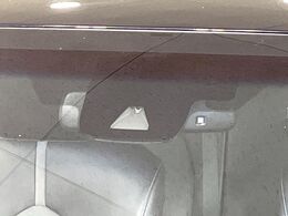 【トヨタセーフティセンス】走行中に前方の車両等を認識し、衝突しそうな時は警報とブレーキで衝突回避と被害軽減をアシスト。より安全にドライブをお楽しみいただけます。