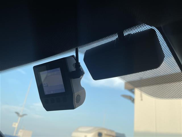 【ドライブレコーダー】映像・音声などの運転中の記録を残します。事故などを起こした起こされた時の証拠になりえますので、もしも時でも安心ですね。
