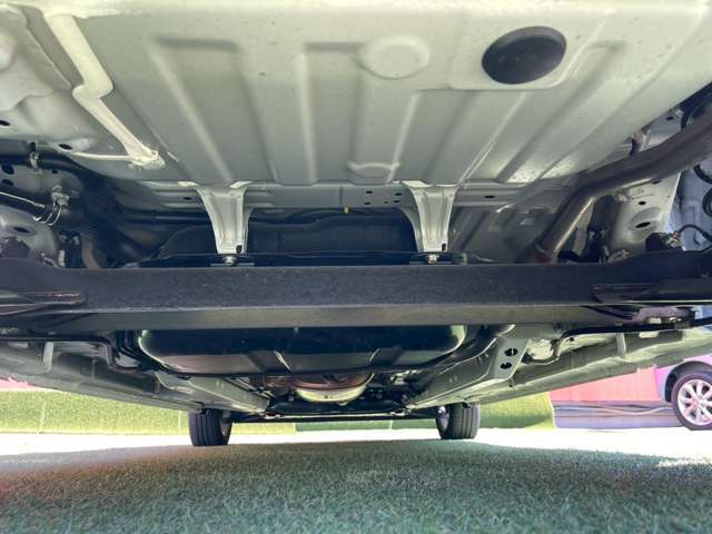 納車前にお車を持ち上げて入念に点検いたします。