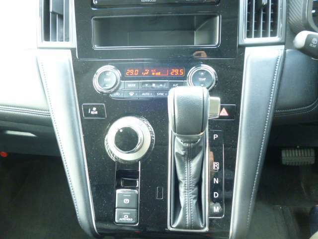 温度設定のみで自動的に車内空調を管理してくれるフルオートエアコン