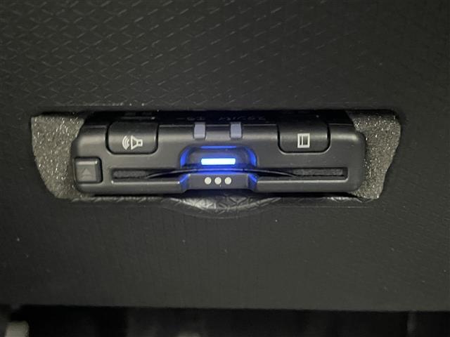 【ETC】有料道路を利用する際に料金所で停止することなく通過できる、ETC車載器（ノンストップ自動料金収受システム機器）が装備されています。セットアップを行うことで利用可能になります。