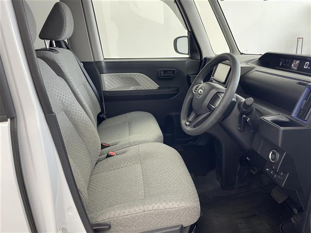 【運転席】座り心地が良いシートなので長時間の運転でも快適にお過ごしいただけます。新品のフロアマットのご注文も可能です。掲載箇所以外にご希望の写真がございましたらお気軽にお問い合わせ下さい。