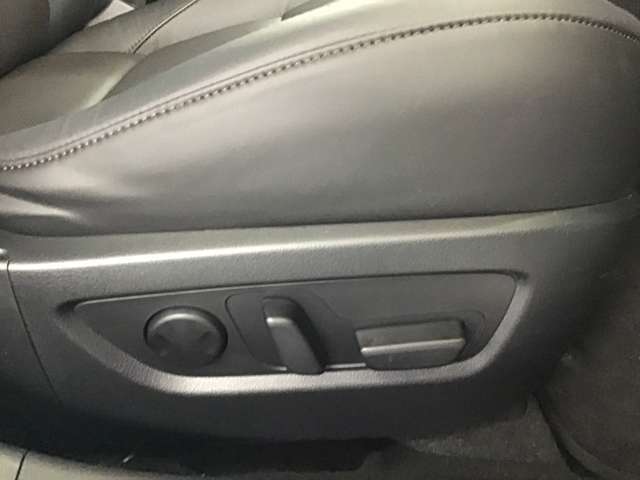 運転席10Wayパワーシート＆ドライビングポジションメモリー機能付き