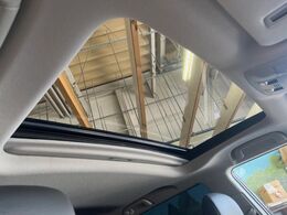 【サンルーフ】開放感たっぷりの希少装備、サンルーフが装着されています！車内に明かりを取り入れたり景色を楽しむ以外にも、車内の空気も簡単に換気できて快適です！