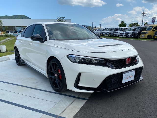 中古車の基本保証（期間は1年間・走行距離は無制限）のホット保証がついております。安心してご購入ください。※中古車保証は車両価格￥400.000-以上からになります。