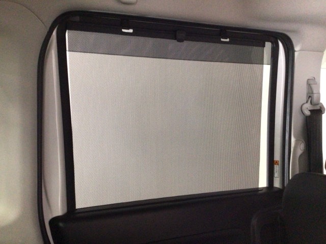 【ロールサンシェイド】まぶしい光を軽減し、心地よい車内に♪ロール式なので開け閉めも容易にできます！