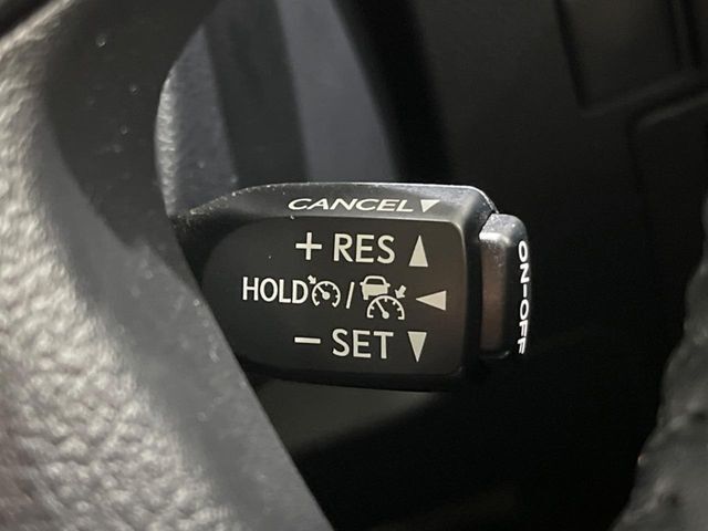 【レーダークルーズコントロール】高速道路での長距離走行が楽に！！自動で速度を保つクルーズコントロールが、衝突軽減システムと連携し、前方の車両を感知して車間を保つように速度調節してくれます！！