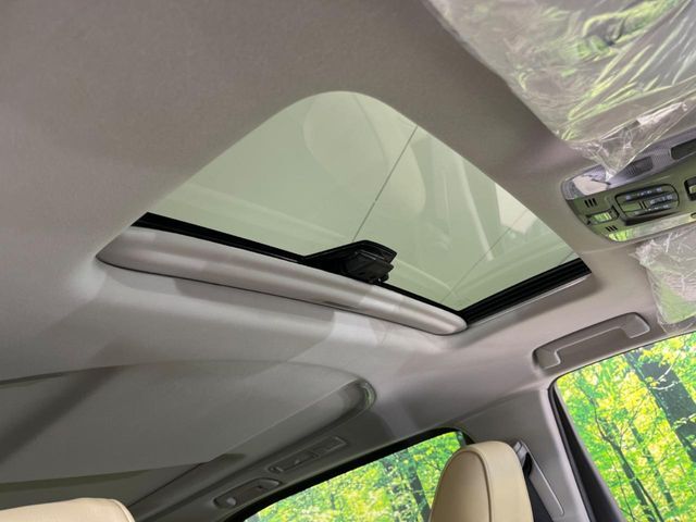 【サンルーフ】開放感たっぷりの希少装備、サンルーフが装着されています！車内に明かりを取り入れたり景色を楽しむ以外にも、車内の空気も簡単に換気できて快適です！