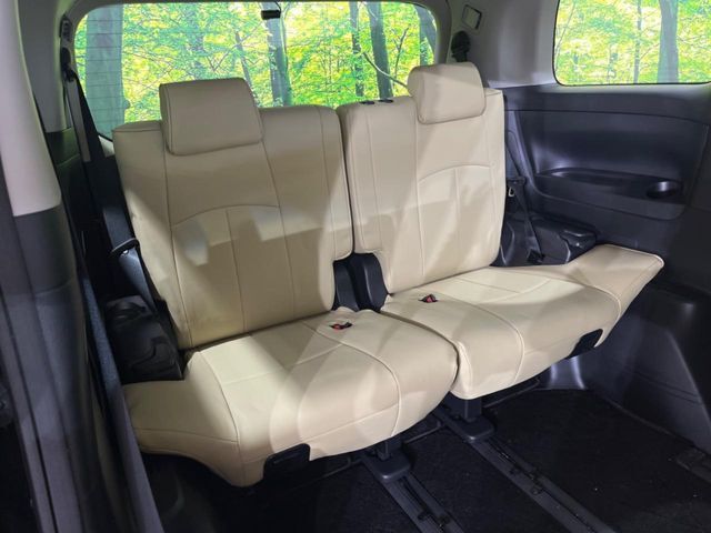 3列目シートはもちろん状態良好☆大人でもゆったりと座って頂けますので、大人数でのお出かけもラクラクです♪ご家族で、気の知れた仲間で、ドライブに行くのが楽しみですね♪