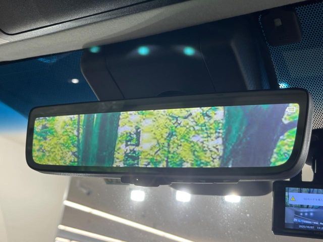 【デジタルインナーミラー】後席の大きな荷物や同乗者で後方が確認しづらい時でも安心！カメラが撮影した車両後方の映像をルームミラー内に表示。クリアな視界で状況の確認が可能です！