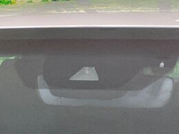 【トヨタセーフティセンス】走行中に前方の車両等を認識し、衝突しそうな時は警報とブレーキで衝突回避と被害軽減をアシスト。より安全にドライブをお楽しみいただけます。