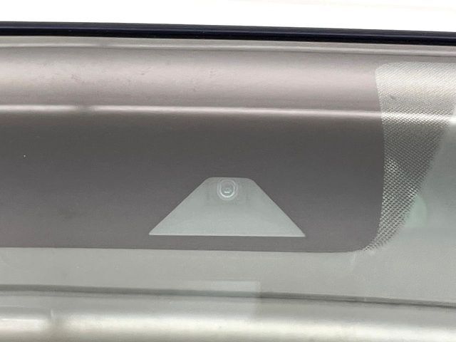 【インテリジェントエマージェンシーブレーキ】フロントカメラで前方の車両や歩行者を検知。衝突しそうな時は衝突被害軽減ブレーキが作動、衝突回避をサポート。より安全にドライブをお楽しみいただけます。
