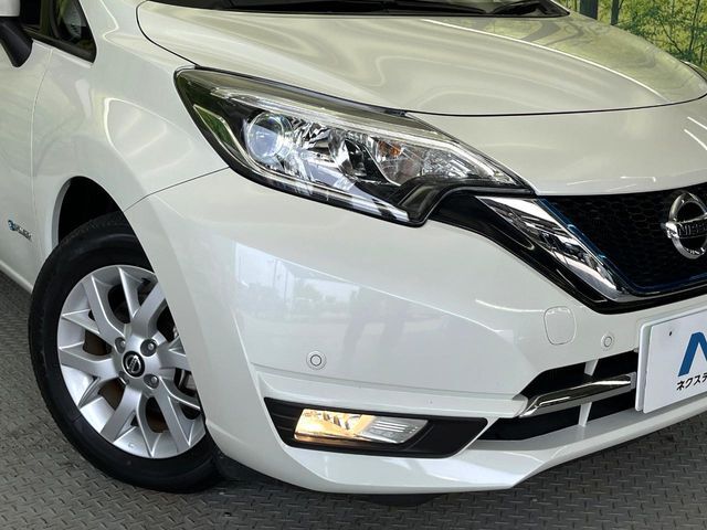 【LEDヘッドライト】悪天候や夜間走行時も良好な視界を確保し安心して運転できる高輝度LEDヘッドライトを装備！点灯速度が早く、消費電力も抑えられています。