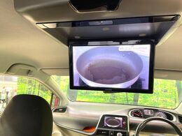 【フリップダウンモニター】大画面モニターで後席でもエンタメをお楽しみいただけます。小さなお子様にも大人気の装備です♪