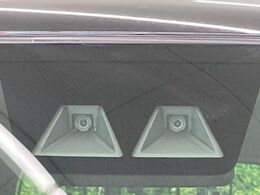 【スマートアシスト】走行中に前方の車両等を認識し、衝突しそうな時は警報とブレーキで衝突回避と被害軽減をアシスト。より安全にドライブをお楽しみいただけます。