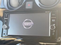 【純正ナビ】人気の純正ナビを装備しております。ナビの使いやすさはもちろん、オーディオ機能も充実！キャンプや旅行はもちろん、通勤や買い物など普段のドライブも楽しくなるはず♪