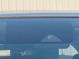 【エマージェンシーブレーキ】走行中に前方の車両等を認識し、衝突しそうな時は警報とブレーキで衝突回避と被害軽減をアシスト。より安全にドライブをお楽しみいただけます。