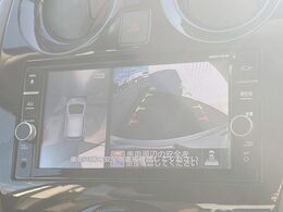 【マルチテレインモニター】車のフロントやサイドのカメラ画像を同時にモニター表示することで、悪路や狭い道を走行時でも周囲の状況確認ができ安心！本格SUVにうれしい装備です♪