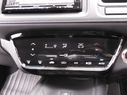 オートエアコンは温度を設定すれば自動で快適な状態をキープしてくれるので運転中の温度操作が減り安全面でも安心ですね。