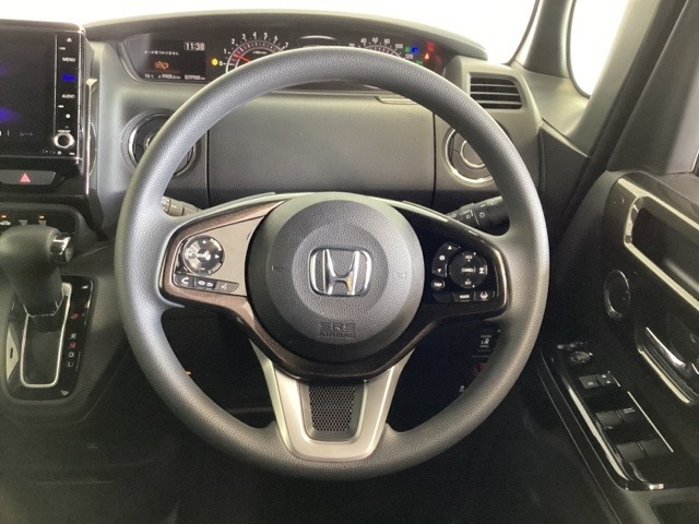 ハンドルにHondaセンシング系のクルーズコントロールやレーンキープアシストなどのスイッチと、オーディオの操作スイッチが装備されています。ハンドルから手を離さず安全に操作できます。