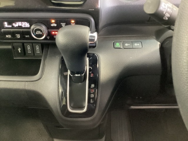 CVT車のセレクトレバーです。低速から高速まで、変速ショックのないスムーズな走りを実現するとともに、エンジン効率のよい領域を維持することで燃費にも貢献します。